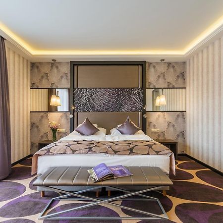 Victoria Garden Hotel Es Etterem Mestecǎneşti Exterior foto