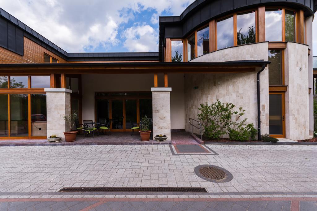 Victoria Garden Hotel Es Etterem Mestecǎneşti Exterior foto