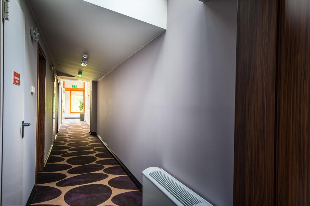 Victoria Garden Hotel Es Etterem Mestecǎneşti Exterior foto