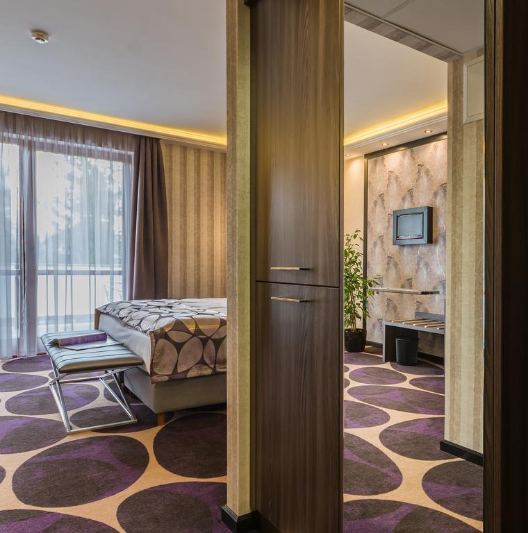 Victoria Garden Hotel Es Etterem Mestecǎneşti Exterior foto