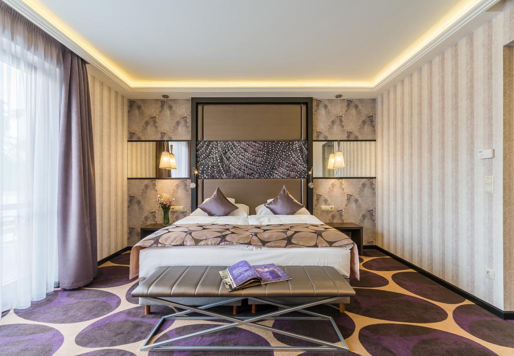 Victoria Garden Hotel Es Etterem Mestecǎneşti Exterior foto