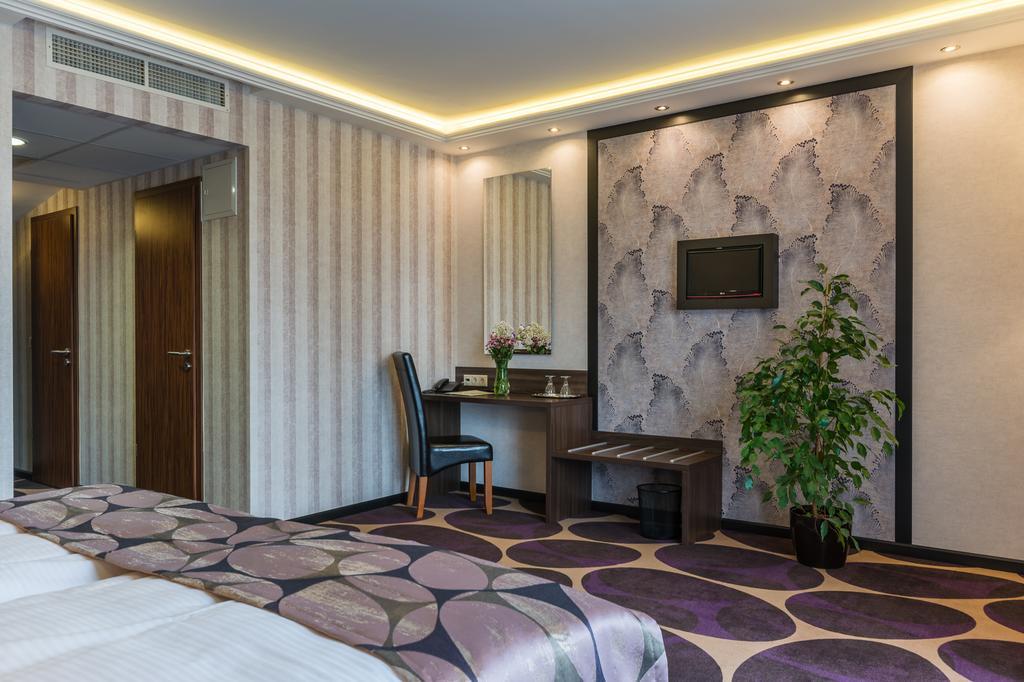 Victoria Garden Hotel Es Etterem Mestecǎneşti Exterior foto