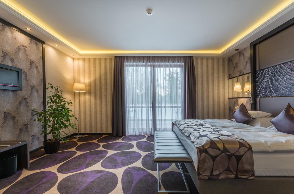 Victoria Garden Hotel Es Etterem Mestecǎneşti Exterior foto