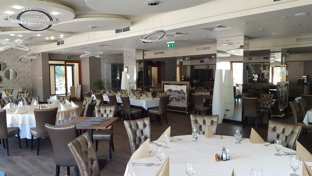 Victoria Garden Hotel Es Etterem Mestecǎneşti Exterior foto